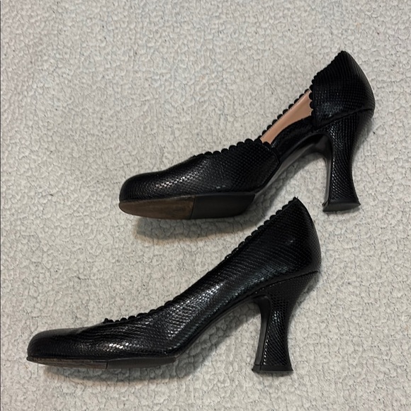 Anyi Lu Italian Black Leather Heels with Scalloped Design - Picture 3 of 7